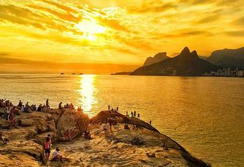 Praia de Ipanema vista do alto da Pedra do Arpoador no Rio de Janeiro - RJ. 