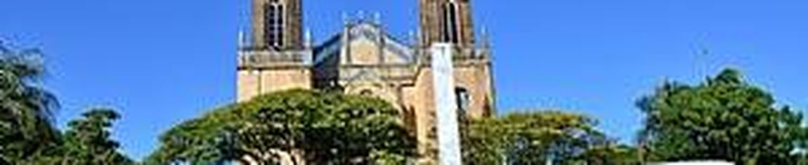 Praça Matriz com Catedral ao fundo em Votuporanga - SP. 