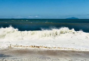 Ondas no mar da Praia Martim de Sá em Caraguatatuba - SP.