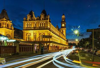Vista noturna do Museu da Língua Portuguesa em São Paulo - SP.
