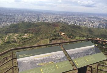 Vista de Belo Horizonte - MG pelo mirante do Parque da Serra do Curral. 