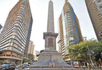 Obelisco e prédios da Praça Sete de Setembro em Belo Horizonte - MG.