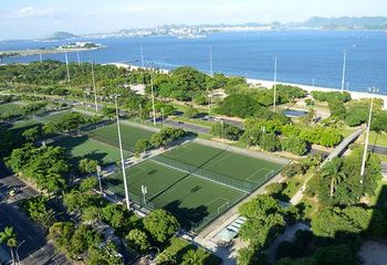 Vista aérea dos jardins e quadras esportivas no Parque do Flamengo - Aterro.