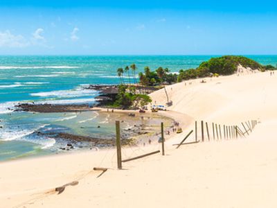 Praia de Ponta Negra com o Morro do Careca ao fundo, um dos cartões-postais da capital Natal - RN.
