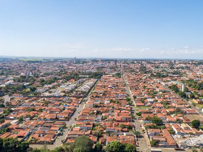 Pirassununga - SP é a sede de alguns órgãos governamentais do estado, como a Academia da Força Aérea e a Esquadrilha da Fumaça. 