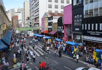 A Rua 25 de Março é o maior centro comercial da América Latina.
