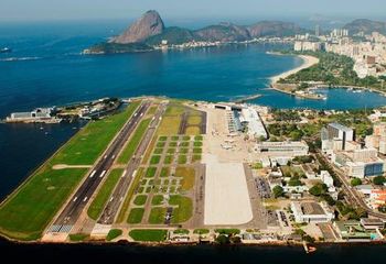Vista aérea para Aeroporto Santos Dumont no Rio de Janeiro - RJ.