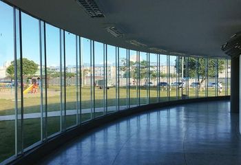 Vista do Parque Urbano do Cocal de dentro do Centro de Convivência do Idoso de Vila Velha - ES.