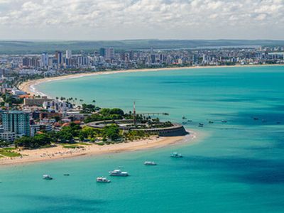 A orla da Praia de Tambaú é um dos cartões-postais de João Pessoa, o local é símbolo de agito, com diversos bares e mercados de artesanato.