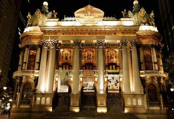 Visão noturna da fachada do Theatro Municipap do Rio de Janeiro - RJ à noite.