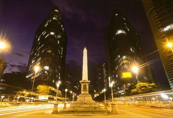 Vista noturna do Obelisco na Praça Sete de Setembro em Belo Horizonte - MG.