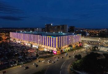 Shopping Conjunto Nacional de Brasília - DF iluminado durante o Natal.