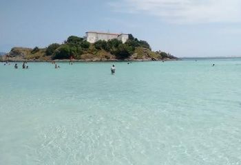 Águas cristalinas da Praia do Forte em Cabo Frio - RJ.