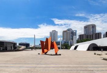 Praça Cívica com destaque para o monumento Grande Flor Tropical no Memorial da América Latina - SP. 