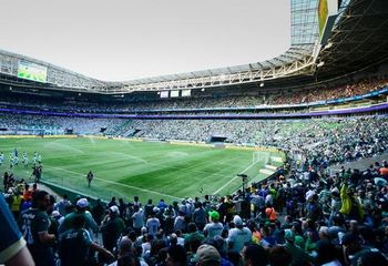 Área interna do Allianz Parque em São Paulo - SP durante uma partida de futebol.