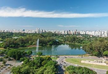 Parque Ibirapuera com a cidade de São Paulo - SP ao fundo.