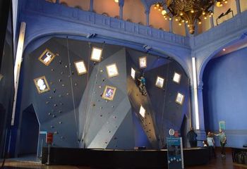 Parede de escalada na Seção Sociedade no Museu Catavento em São Paulo - SP.