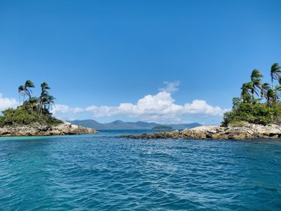 Vista área da baía da Ilha Grande, que abriga a cidade de Angra dos Reis - RJ.