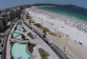 Vista panorâmica da Praia do Forte e a orla com a Praça das Águas em Cabo Frio - RJ.