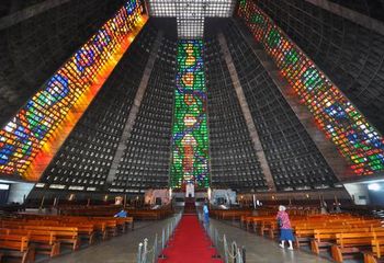 Interior da Catedral Metropolitana de São Sebastião no Rio de Janeiro - RJ.