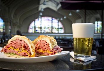 O prato mais pedido no Mercado Municipal de São Paulo - SP é o sanduíche de mortadela. 