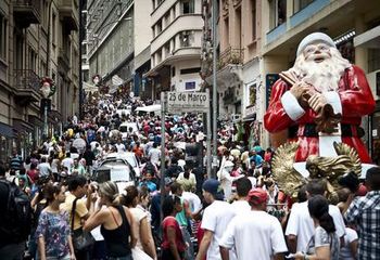 A Rua 25 de Março chega a receber 1 milhão de visitantes na época de Natal.