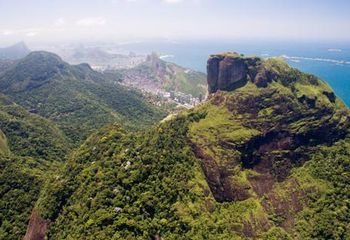 A Pedra da Gávea no Rio de Janeiro - RJ é o maior monolito à beira-mar do mundo. 