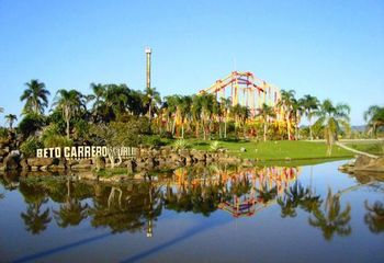 Lago do Beto Carrero World na cidade de Penha - SC com montanha-russa ao fundo.
