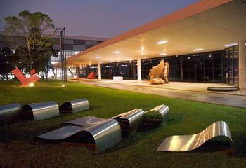 Obra Sete Ondas na entrada do Museu de Arte Moderna de São Paulo - SP.