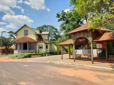 A Praça da Bandeira é um destaque da cidade de Tupã - SP, por seus jardins e por abrigar a Igreja Matriz de São Pedro.