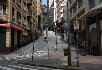 A Ladeira Porto Geral termina na Ru 25 de Março em São Paulo - SP. 