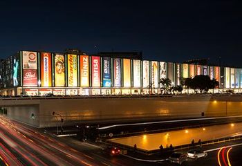 Vista noturna da área externa do Shopping Conjunto Nacional em Brasília - DF.