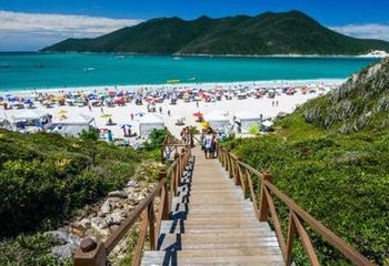 Escadarias de acesso à Praia do Pontal do Atalaia em Arraial do Cabo - RJ.