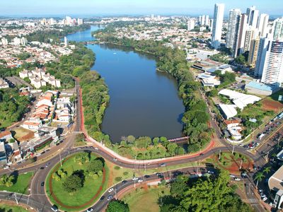 Vista do Lago Igapó, um dos cartões-postais de Londrina - PR.