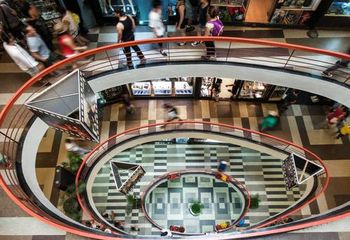Interior da Galeria do Rock - centro dos andares facilita a circulação do público.