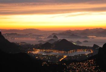 Vista do nascer do sol do Rio de Janeiro - RJ do alto da Pedra da Gávea