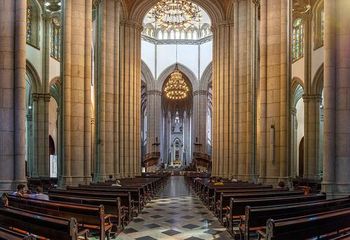 Vista do interior da Catedral da Sé em São Paulo - SP.