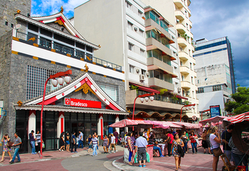 Arquitetura oriental nas fachadas de estabelecimentos na Praça da Liberdade.
