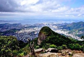 Pico da Tijuca é o mais alto do Parque Nacional da Tijuca - RJ. 