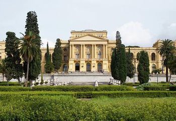 Fachada do Museu do Ipiranga, ícone do Parque da Independência em São Paulo - SP. 