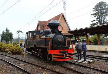 Pequena maria fumaça nos trilhos da Estação Emílio Ribas, em Campos do Jordão - SP.