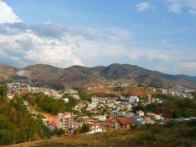 As características construções nos morros de Caratinga - MG, interior mineiro.