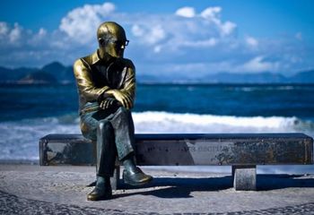 Famosa estátua de Carlos Drummond de Andrade na Praia de Copacabana - RJ.