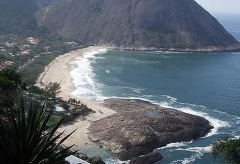 Vista panorâmica de dia nublado na Praia de Itacoatiara em Niterói - RJ.