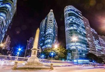 Prédios iluminados na Praça Sete de Setembro de Belo Horizonte - MG.
