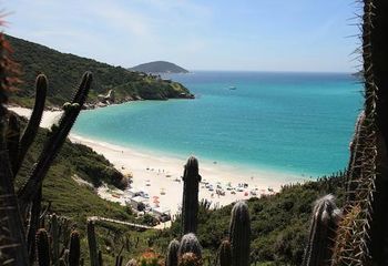 Vista do mirante para a Praia do Pontal do Atalaia em Arraial do Cabo - RJ.