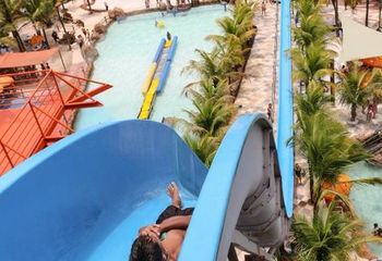 Toboágua com mais de 20m de altura do Thermas dos Laranjais em Olímpia - SP.