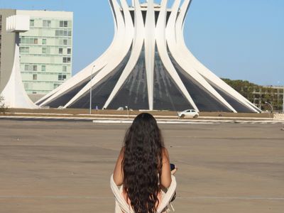 Escultura Os Candangos, de Bruno Giorgi, na Praça dos Três Poderes, com o Palácio do Planalto do fundo em Brasília - DF
