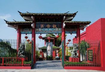 Fachada do templo budista Lohan Shaolin Kung Fu no bairro Liberdade. 