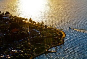 Entardecer com imagem do Lago Paranoá, ao lado do Pontão do Lago Sul, em Brasília - DF.